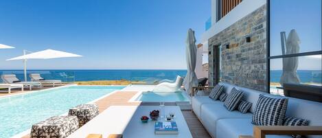 Piscine chauffée, chaises longues