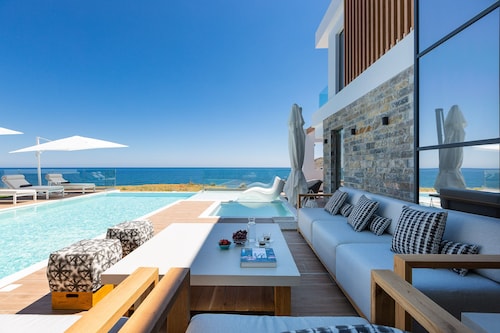 Wave Villa, Seaside Living &  Your Own Beach Spot