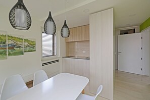 Classic-Apartment | Eigene Kochnische | Kühlschrank, Herdplatte, Kochgeschirr/Geschirr/Besteck