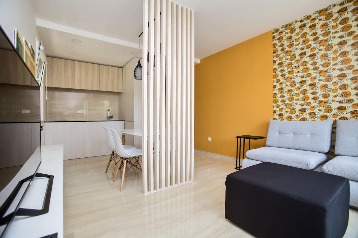 Apartamento superior, balcón | Zona de estar | Una televisión de pantalla plana