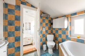 Combined shower/bathtub, hair dryer, towels, soap