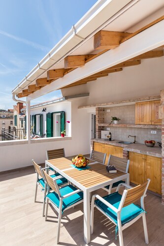 Appartement avec terrasse magique sur les vieux toits, à côté du palais de Dioclétien