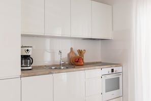 Réfrigérateur, four, lave-vaisselle, cafetière/bouilloire