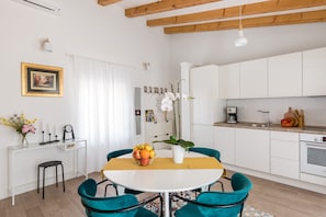 Kühlschrank, Ofen, Geschirrspüler, Wasserkocher mit Kaffee-/Teezubehör