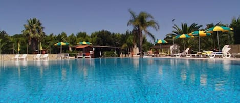Piscine extérieure (ouverte en saison), chaises longues