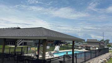 Piscine couverte, piscine extérieure