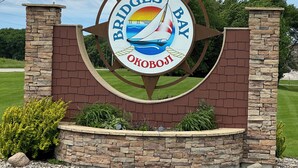 Ein Schild mit Segelboot und dem Schriftzug 'Bridges Bay Okoboji'.