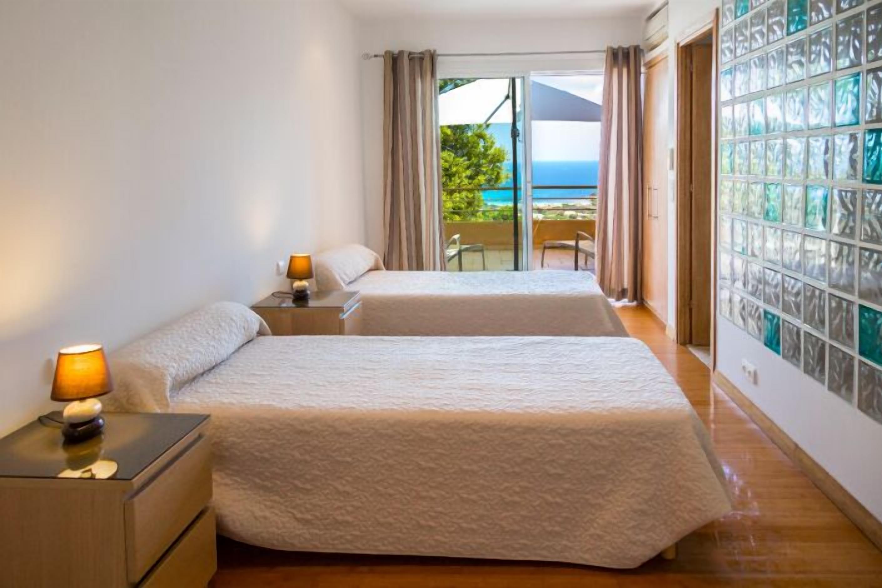 Villa (Grandview) | Escritorio, sistema de insonorización, tabla de planchar con plancha