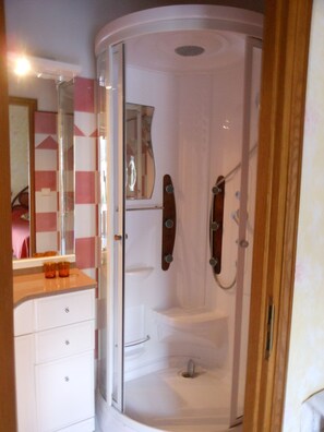 Doppelzimmer, 1 Doppelbett | Badezimmer | Dusche, Handtücher