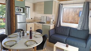 Een knus woongedeelte met kitchenette, eethoek en zithoek.