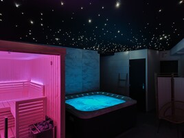 Un sauna, una bañera de hidromasaje