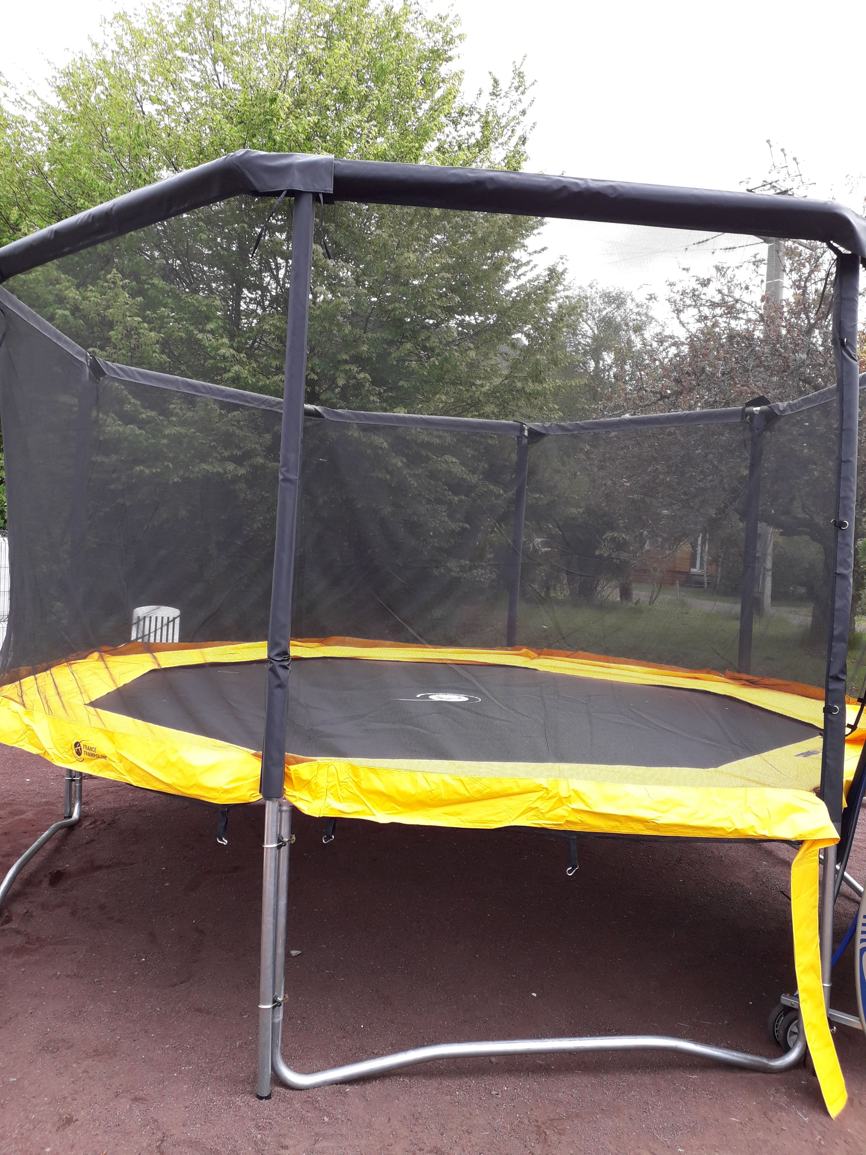 Un trampolín con red de seguridad.