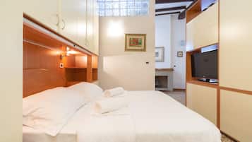 1 habitación, tabla de planchar con plancha y ropa de cama