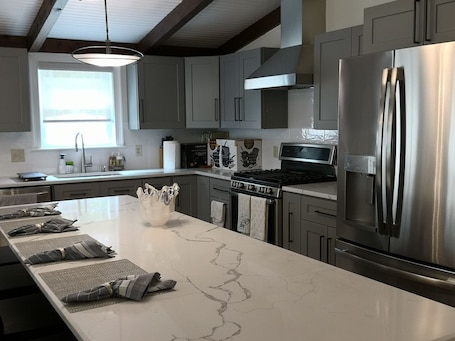 Fridge, microwave, oven, stovetop. New construction! Craigville Beach, Main St, Playground, Ice cream/restaurants!!