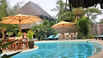 Kolam renang outdoor, dengan payung kolam renang dan kursi berjemur