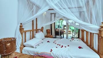 Dobbeltrom – standard, 1 kingsize-seng, balkong, bassengutsikt | Sengetøy av topp kvalitet, wi-fi (inkludert) og sengetøy