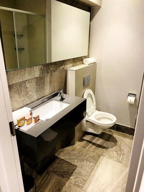 Bruser, brusehoved med spredningseffekt, gratis toiletartikler