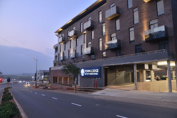 Fachada da propriedade à noite