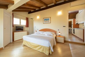 2 dormitorios, tabla de planchar con plancha, ropa de cama