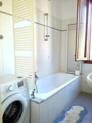 Apartment, 2 Schlafzimmer, Kanalblick | Badezimmer