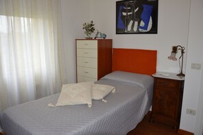 Single Room, Shared Bathroom | Desk, rollaway beds, free WiFi, bed sheets