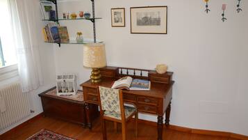 Chambre, salle de bains commune, vue jardin | Ăquipements de la chambre