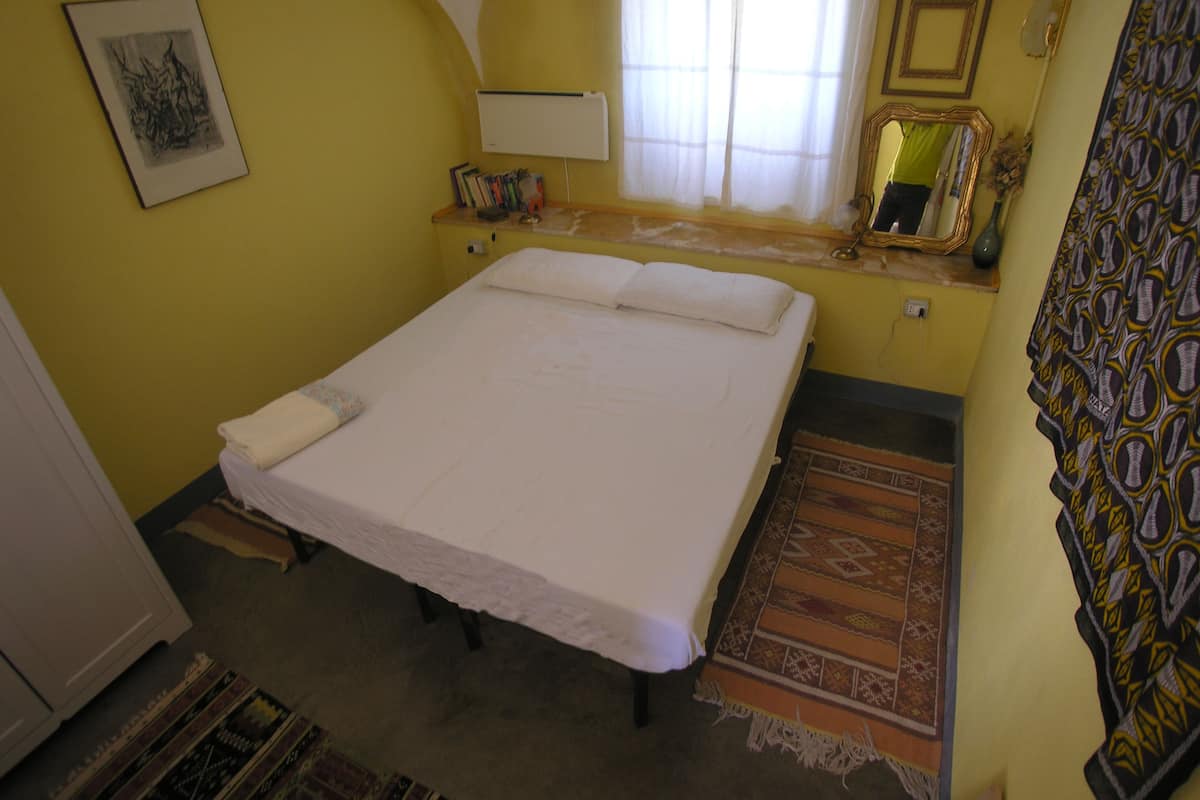 1 bedroom, desk, blackout curtains, soundproofing