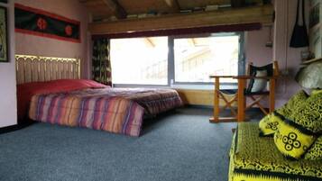 Doppia Standard | 1 camera, una scrivania, tende oscuranti, insonorizzazione