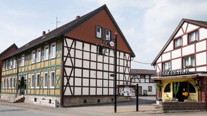 A traditional half-timbered building with a sign reading "Harzer Hof 1980". - Harzer Hof (Herzberg am Harz)