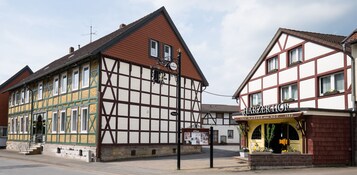 Un edificio tradicional de entramado de madera con un letrero que dice "Harzer Hof 1980".