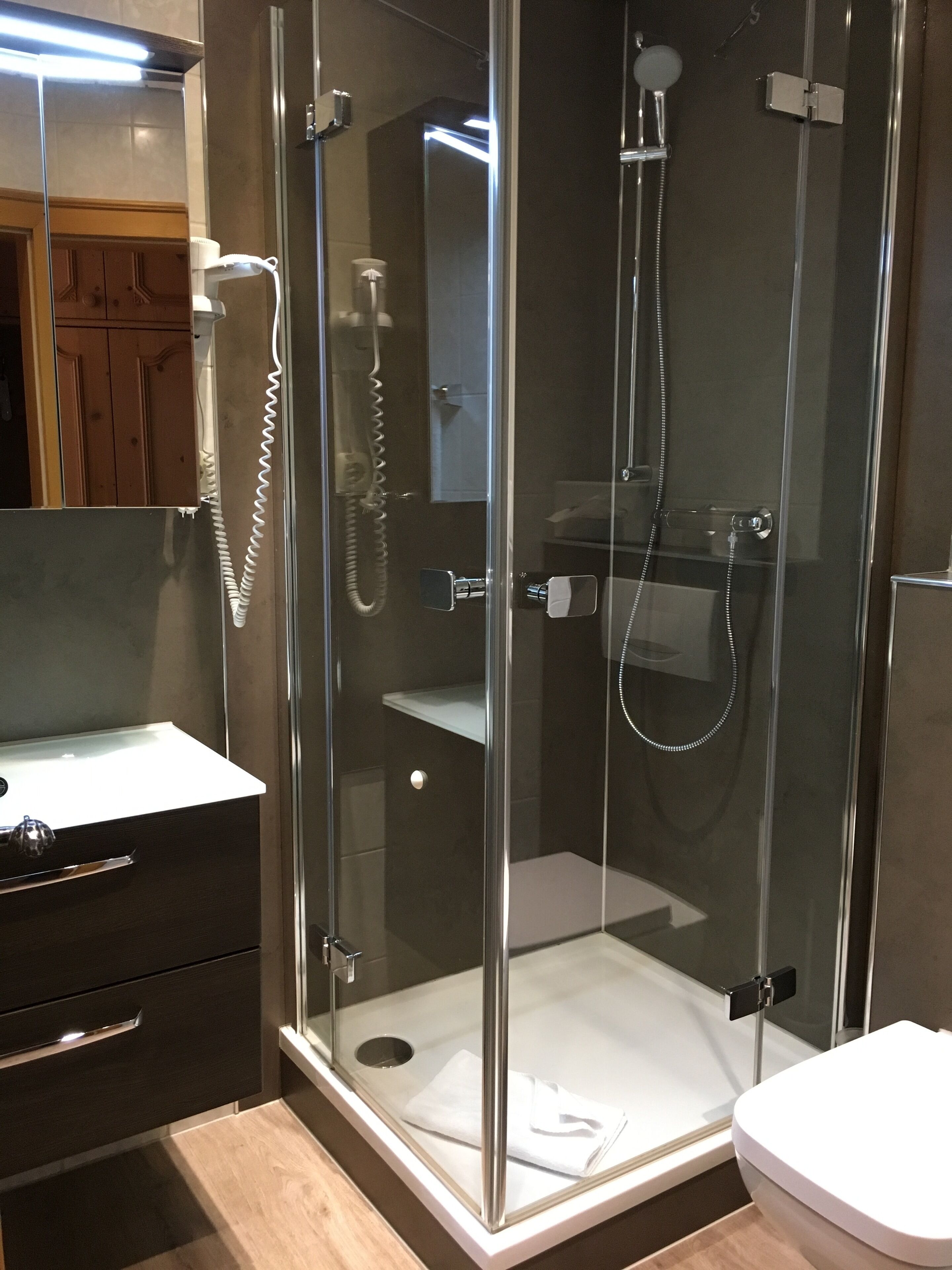 superior double room | bathroom amenities | shower, hair dryer, towels