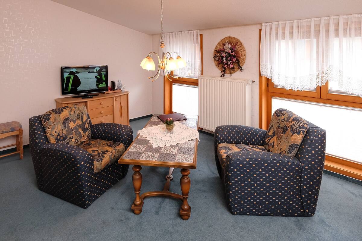 family room | 1 bedroom, desk, free wifi, bed sheets