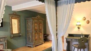 A bedroom with a bed, a desk, a chair, a wardrobe, and a mirror. - Harzer Hof (Herzberg am Harz)