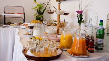 Daily cooked-to-order breakfast (EUR 9 per person)