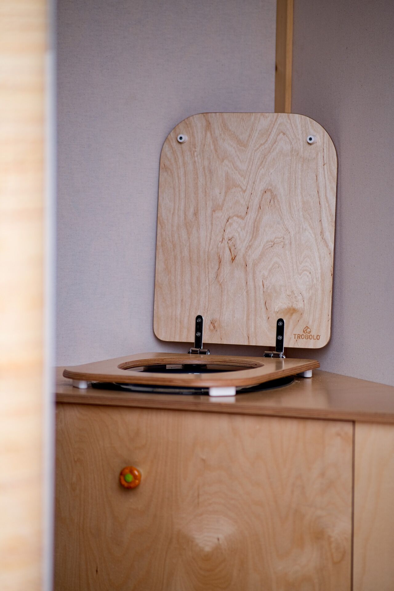 design tree house | bathroom | shower, hair dryer, towels