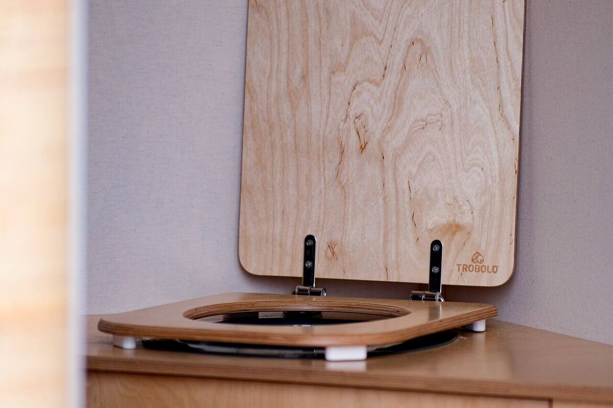 design tree house | bathroom | shower, hair dryer, towels