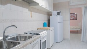 A compact kitchen with a sink, stove, and refrigerator. - Grimaldi Apartments - Jolie (Venice)