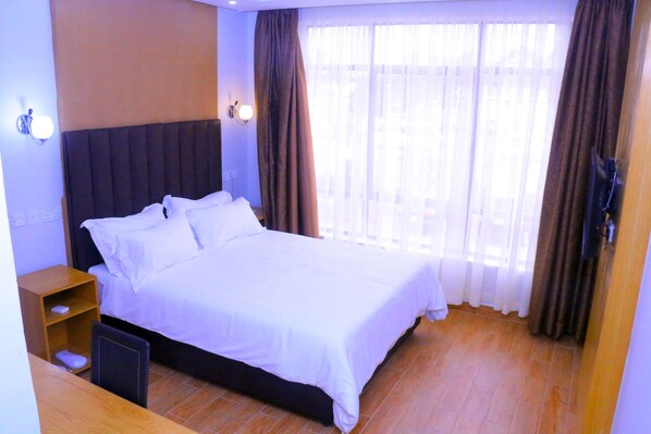 Premium bedding, memory foam beds, desk, free WiFi - Amelia Hotel Karen (Nairobi)