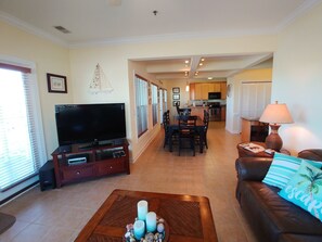 Televisie, een dvd-speler en een stereo