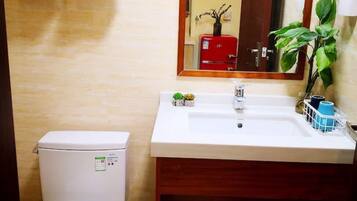 Apartment | Badezimmer | Dusche, kostenlose Toilettenartikel, Haartrockner, Hausschuhe