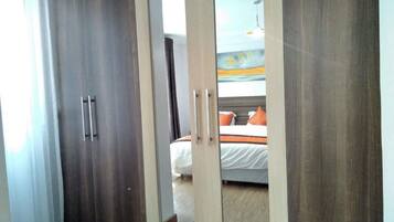 Apartment, 3 Bedrooms | Premium bedding, memory-foam beds, desk, bed sheets