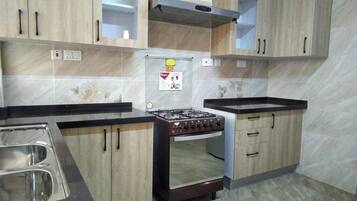 Apartment, 3 Bedrooms | Dapur peribadi | Ketuhar, dapur, alat memasak/pinggan mangkuk/perkakas dapur