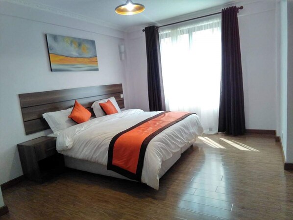 Huoneisto, 3 makuuhuonetta | Ylelliset vuodevaatteet, memory foam -patjalliset sängyt, työpöytä