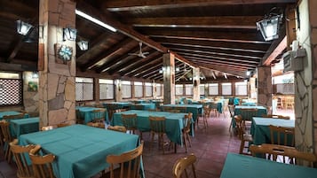 Desayuno de cocina local incluido todos los días