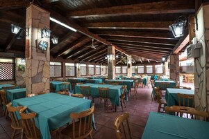 包含每日当地美食早餐