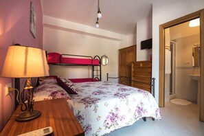 Classic Quadruple Room | Desk, cribs/infant beds, rollaway beds, free WiFi