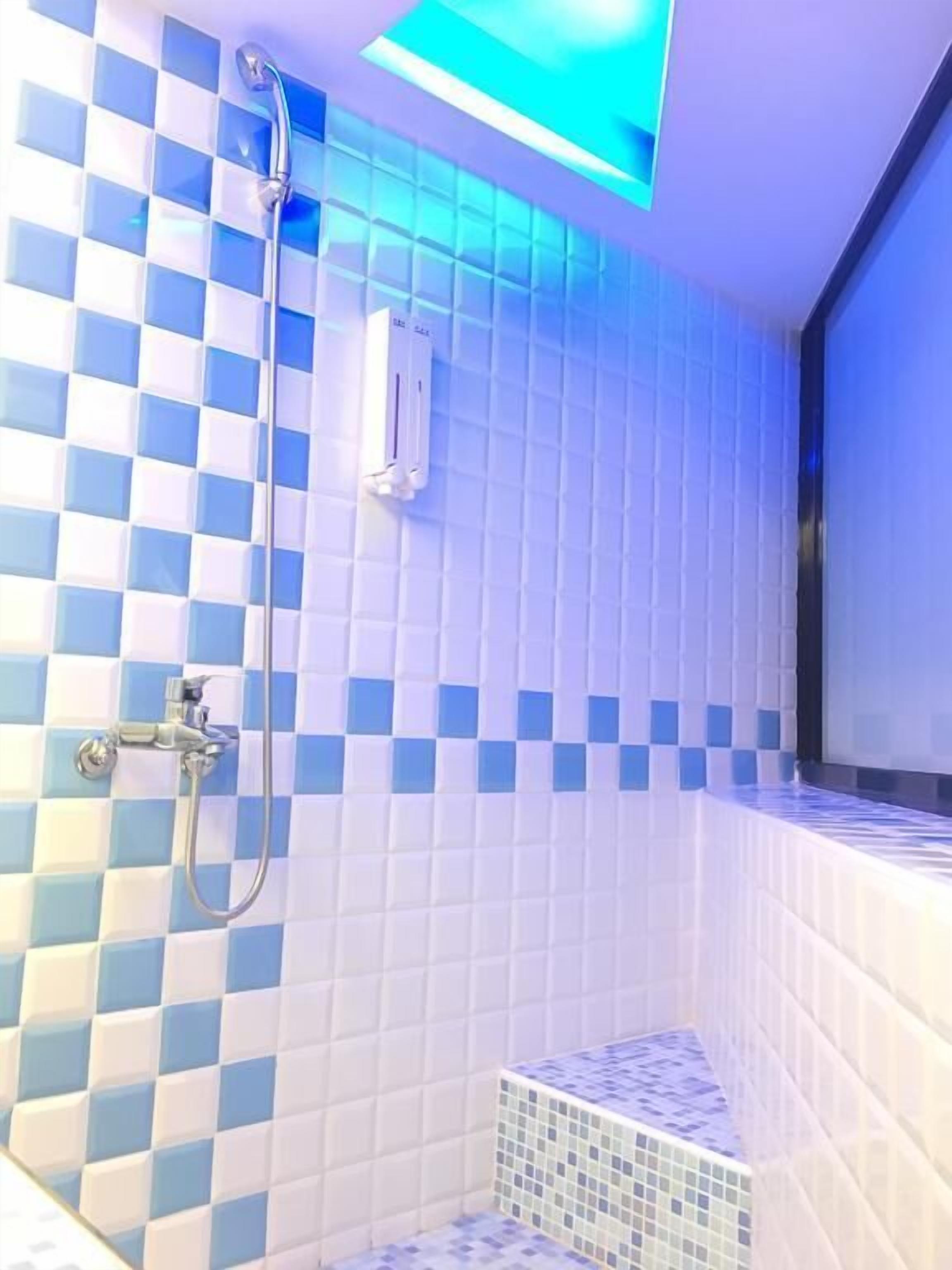 四人房 | 浴室 | 淋浴设施、免费洗浴用品、吹风机、拖鞋