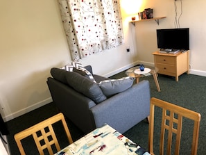 TV connectée, lecteur de DVD, livres