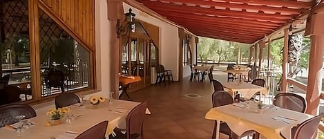 Der serveres aftensmad og lokale retter