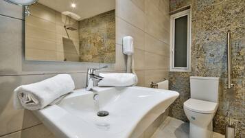 Family Room, Multiple Beds, City View (No1) | Bathroom | Free toiletries, hair dryer, towels, soap